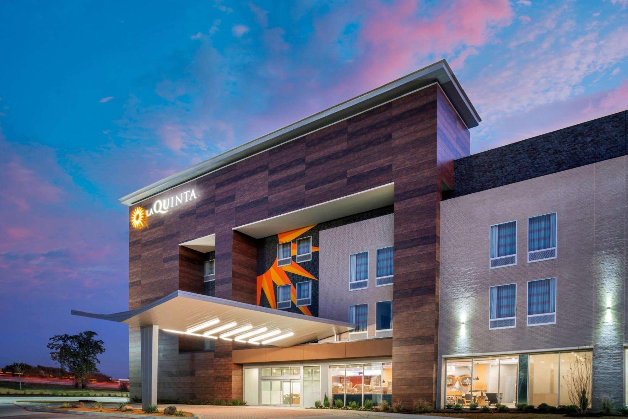 5 Business Hotels Close to R J McInnish Park Worth Booking