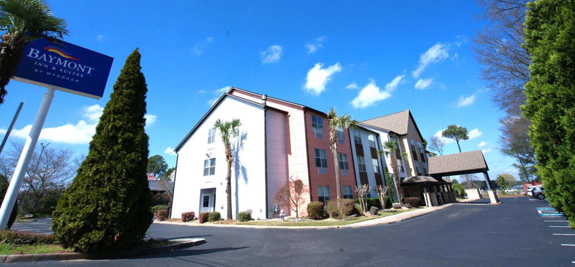 6 Three-Star Hotels Near Southlake Mall Worth Booking