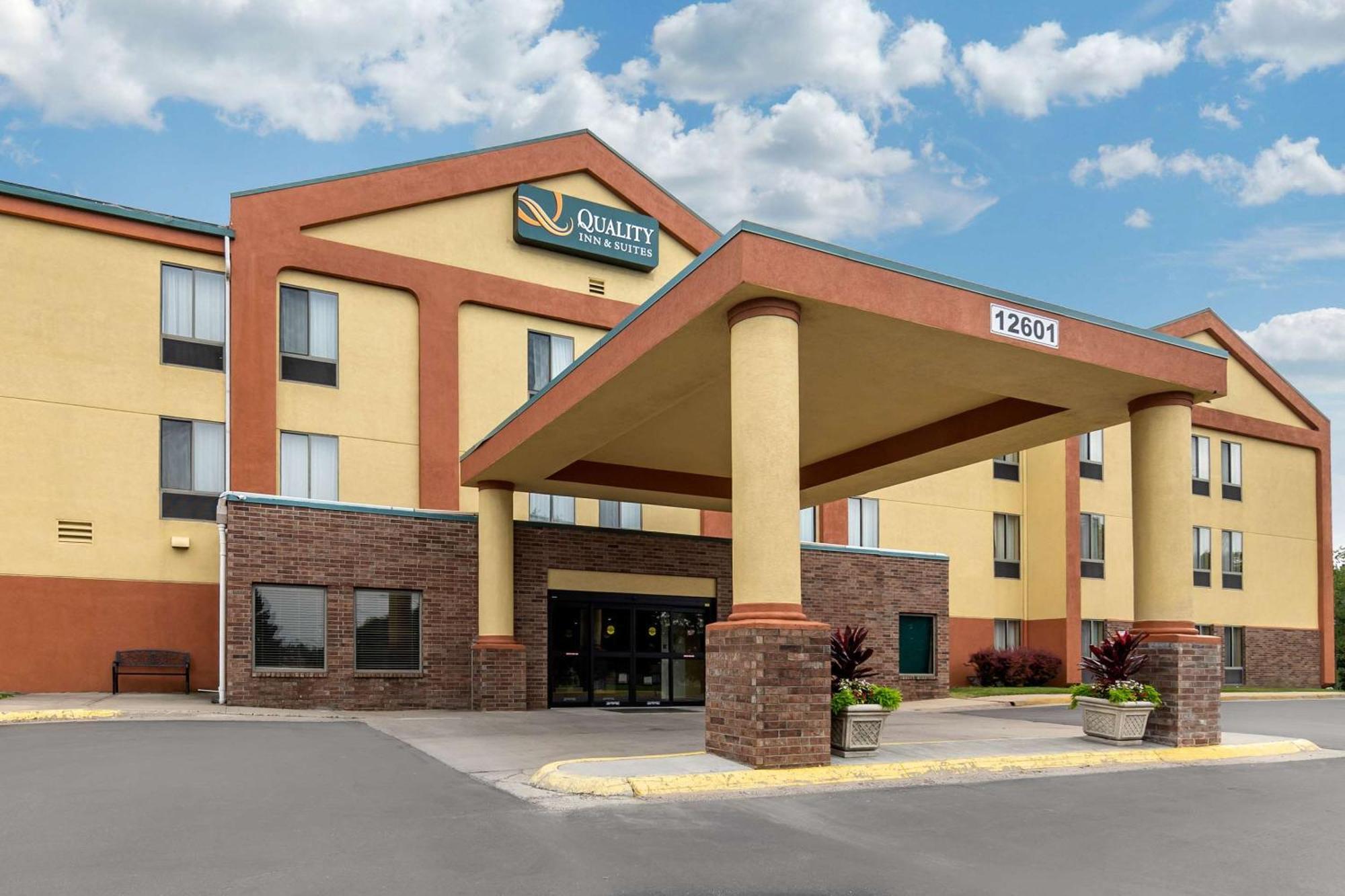 5 Smart Design Hotels Near Flat Rock Creek Pool Worth Booking