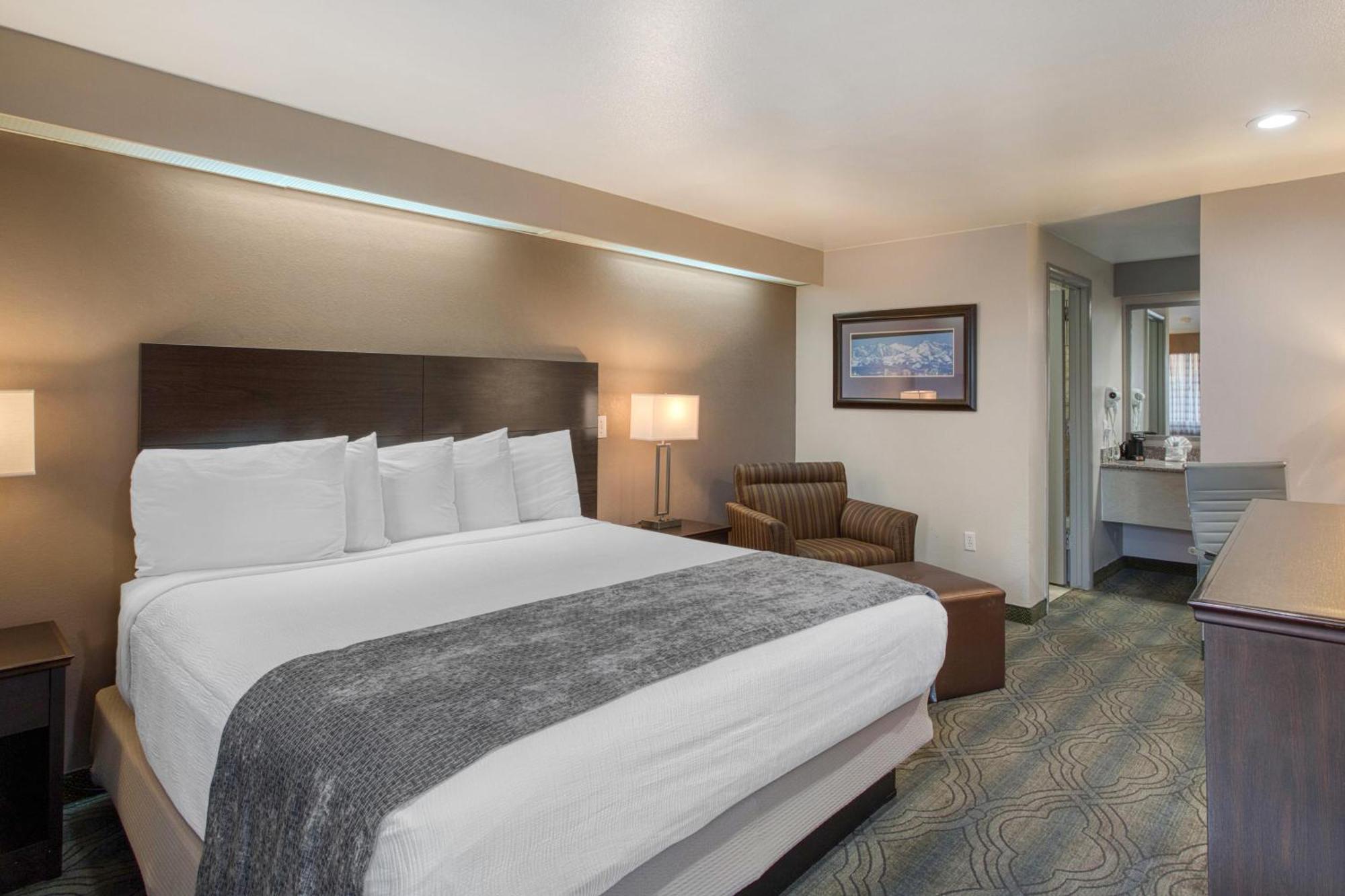 Where to Stay Near Meadow Brook Golf Course: 4 Hotels for Couples