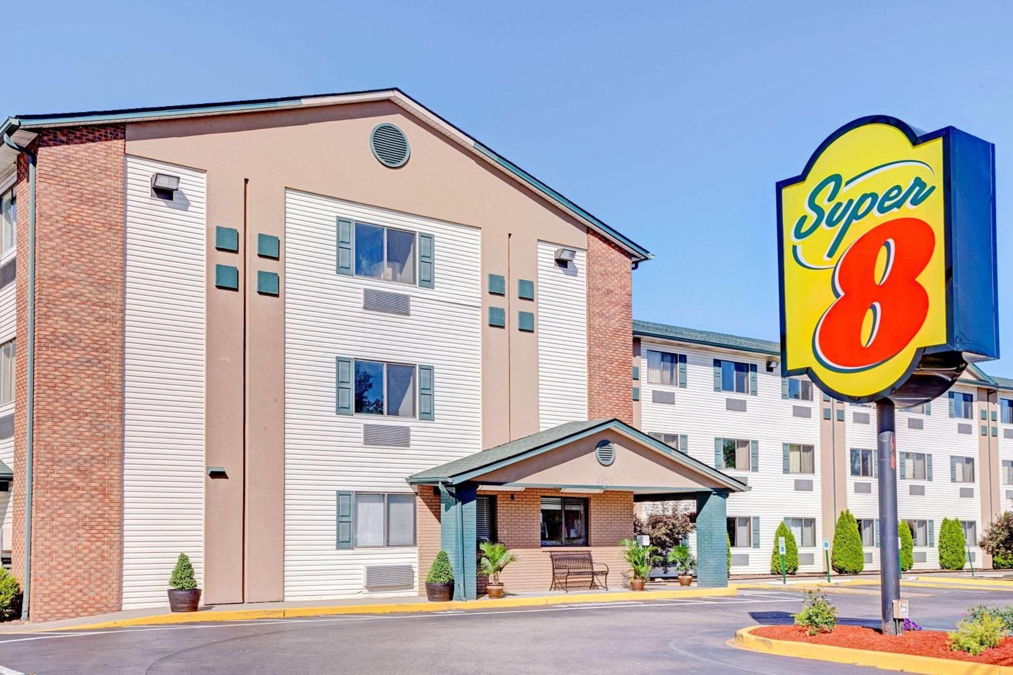 4 Budget Hotels Near Du Pont Manual Stadium Worth Booking