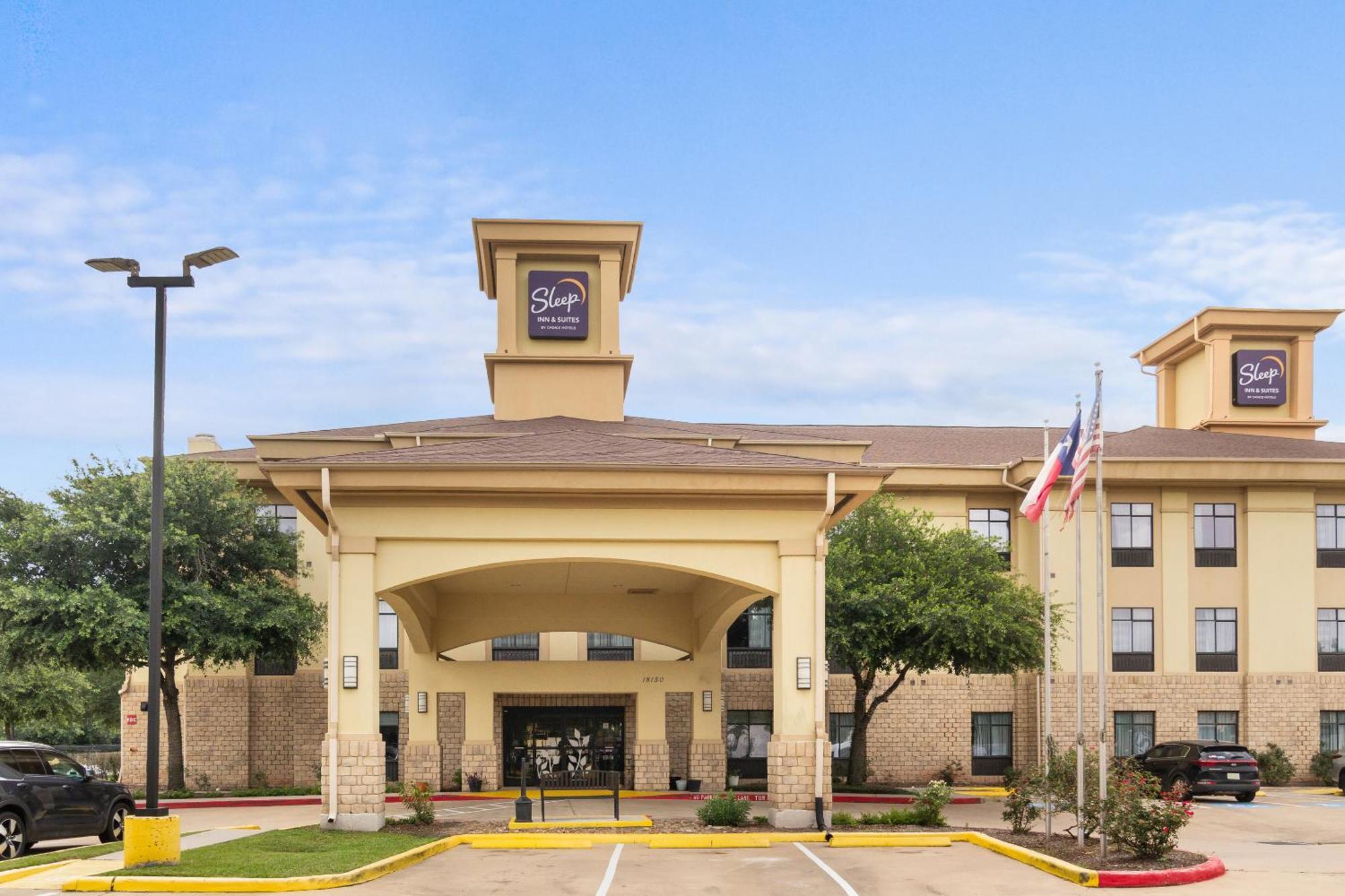 Staying Near Tejas Golf Course: 6 Airport Hotels Compared