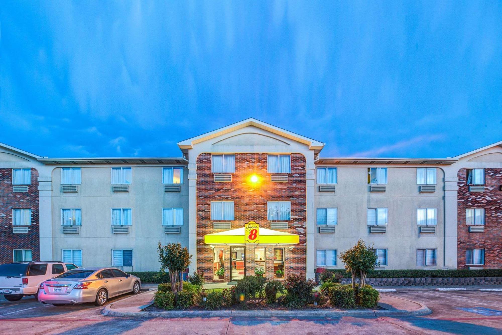4 Hotels Close to Town Lake Recreation Area Worth Booking