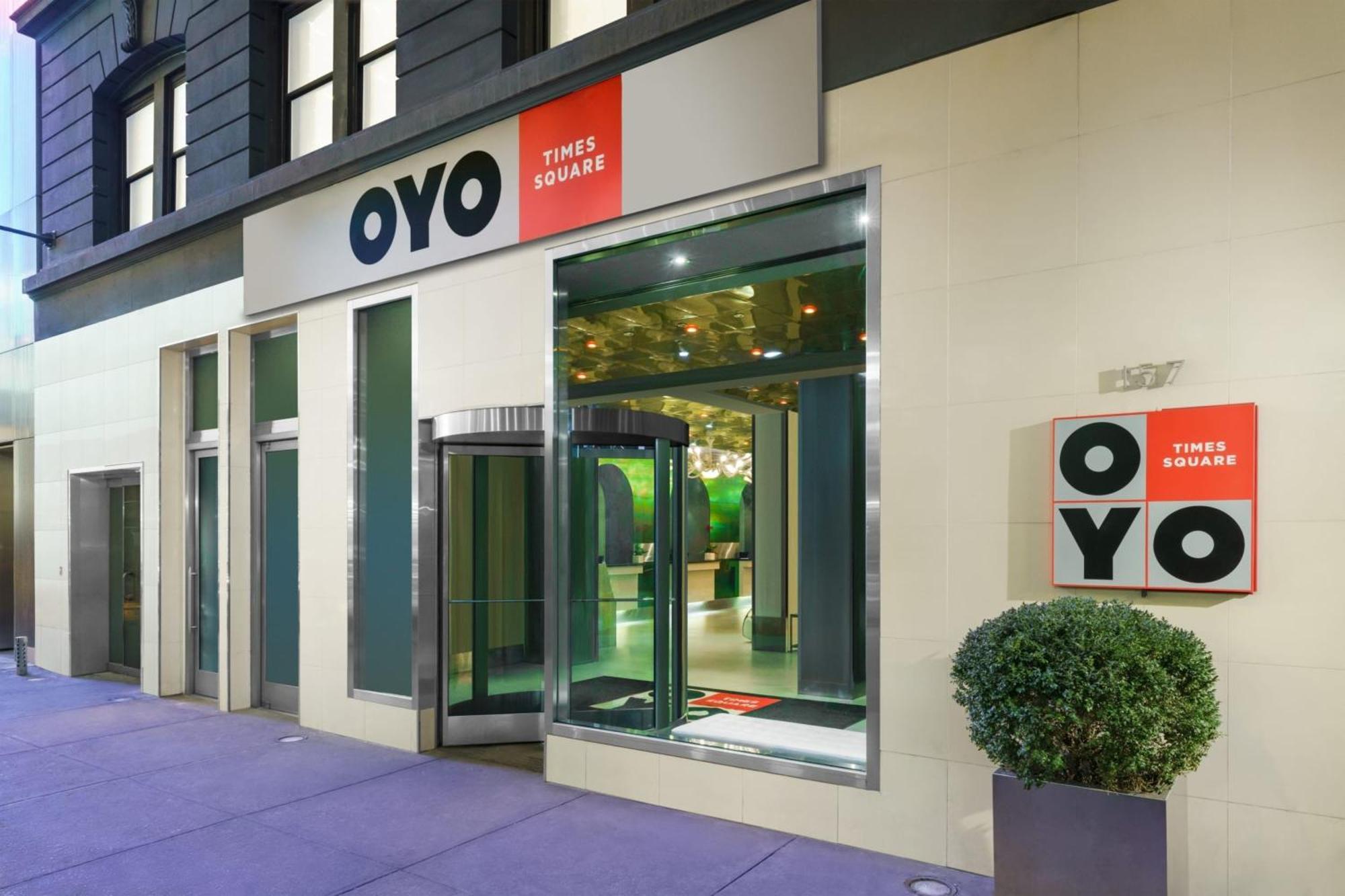 Staying In Manhattan: 15 Airport Hotels Compared