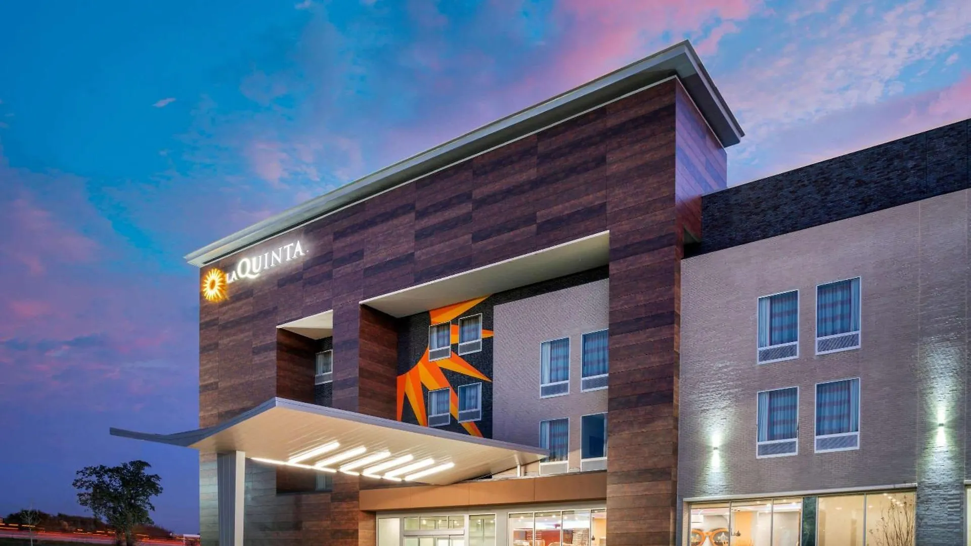 5 Business Hotels Close to R J McInnish Park Worth Booking