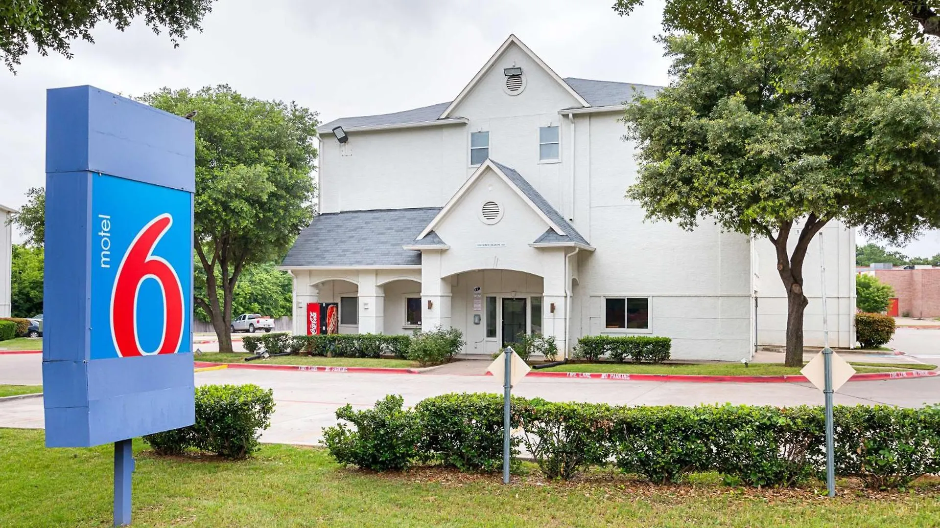 5 Budget Hotels Near American Airlines CR Smith Museum Worth Booking