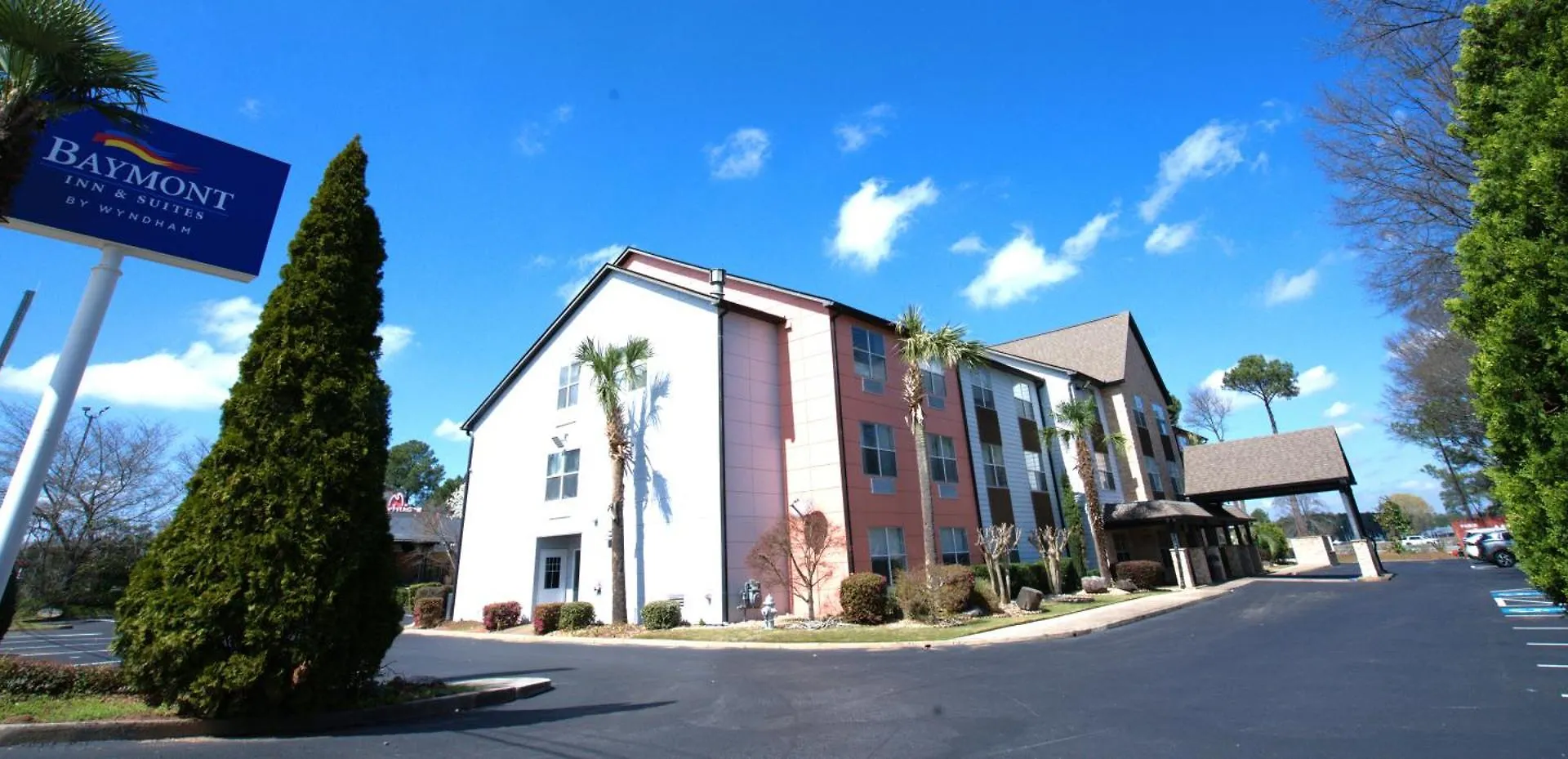 6 Three-Star Hotels Near Southlake Mall Worth Booking