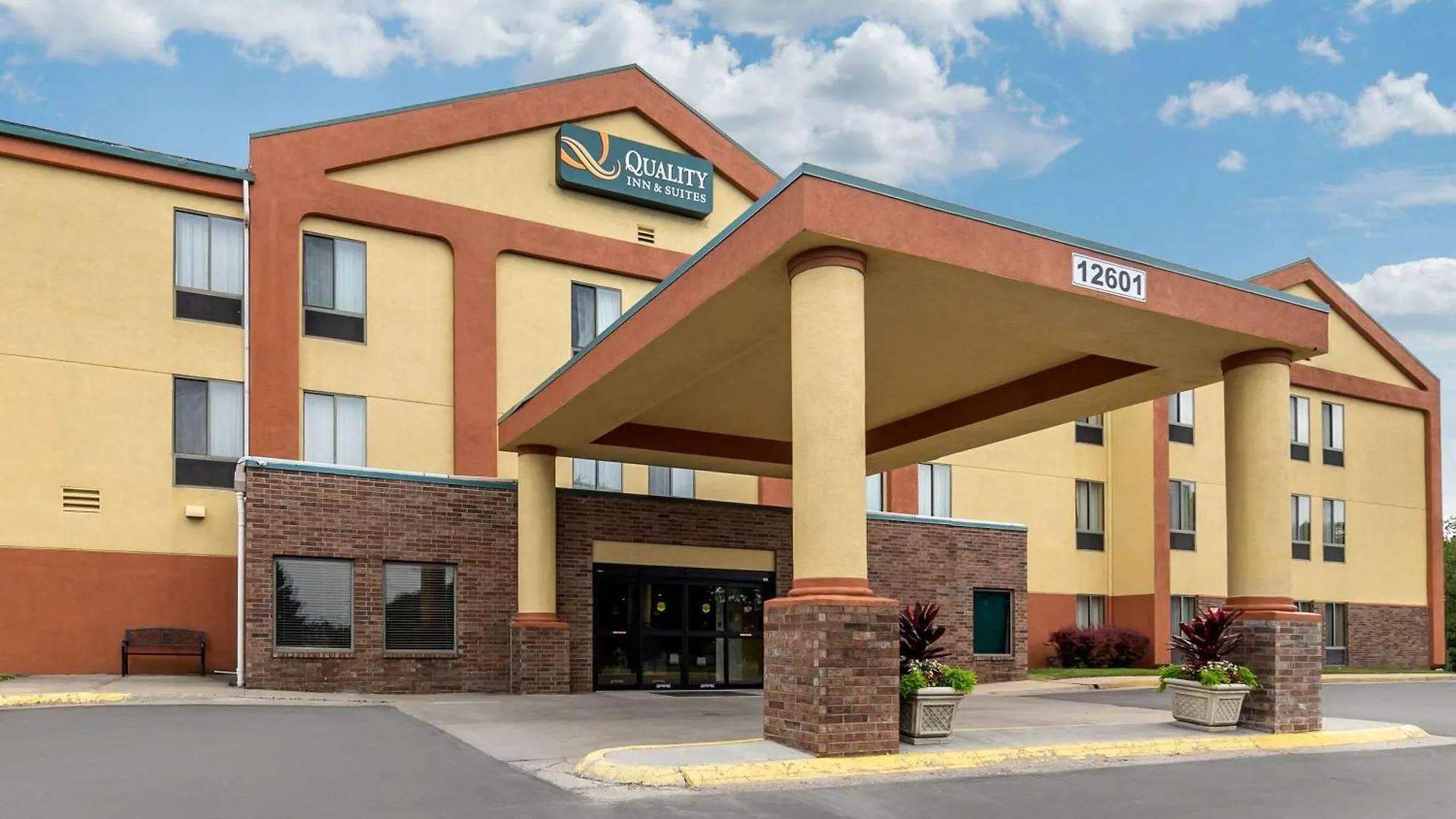 5 Smart Design Hotels Near Flat Rock Creek Pool Worth Booking