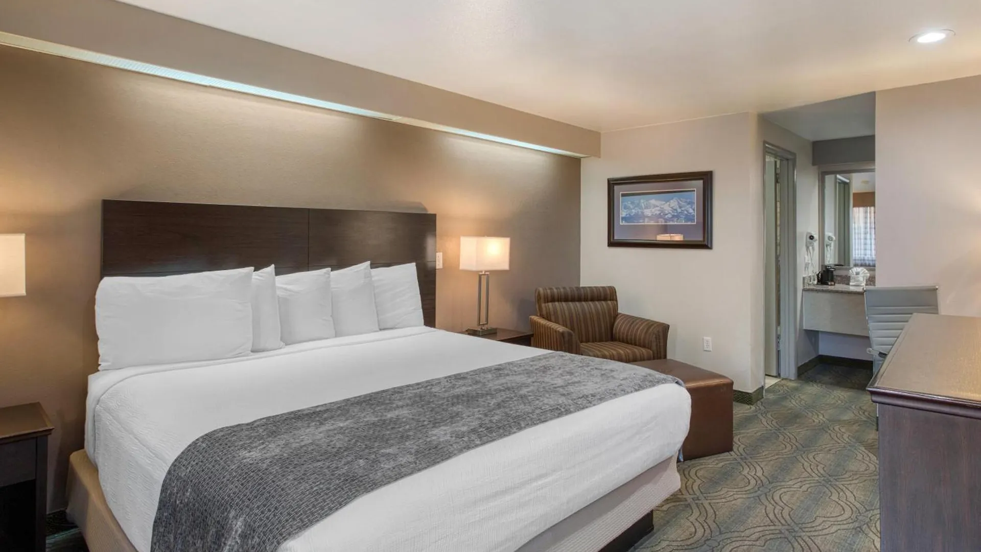 Where to Stay Near Meadow Brook Golf Course: 4 Hotels for Couples