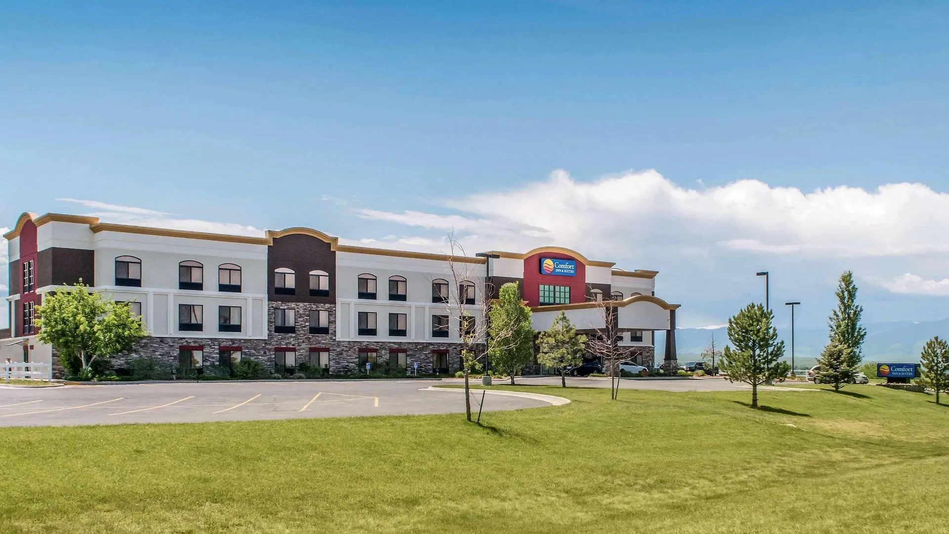 Staying Near Bighorn National Forest: 5 Golf Hotels Compared
