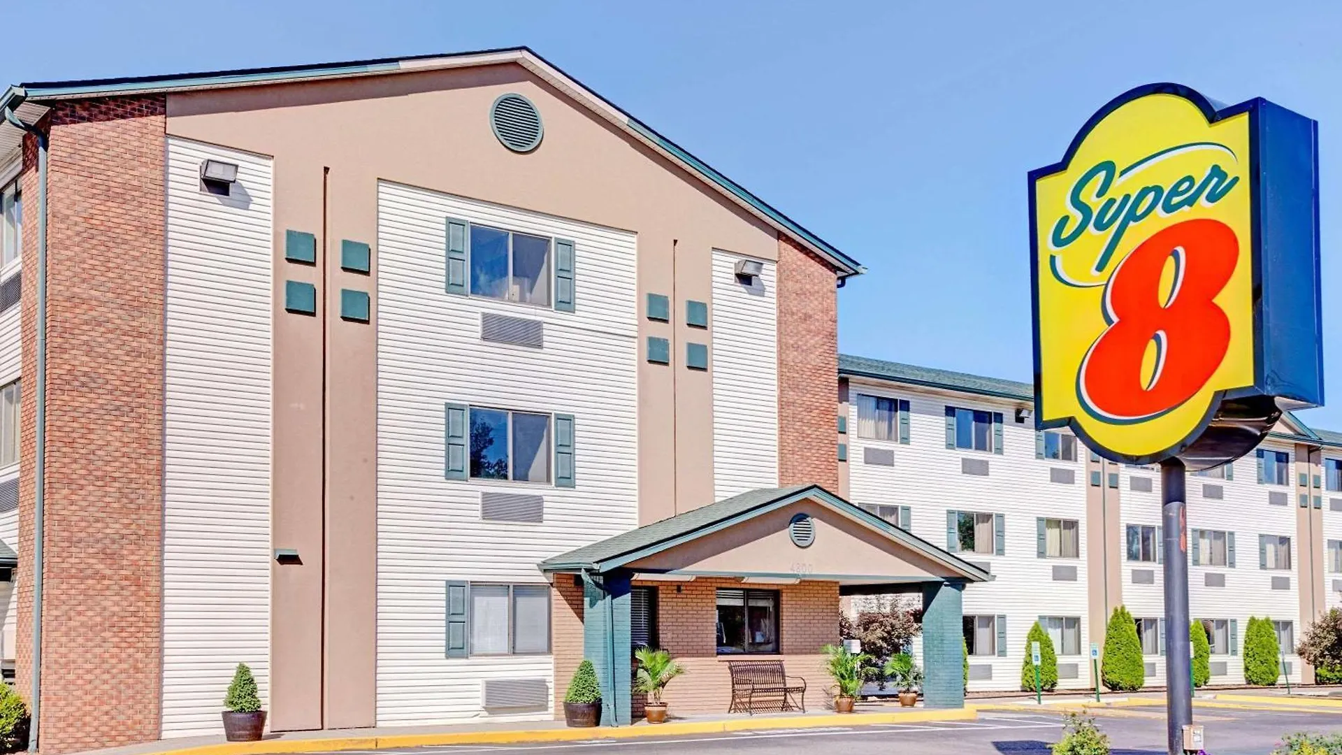 4 Budget Hotels Near Du Pont Manual Stadium Worth Booking