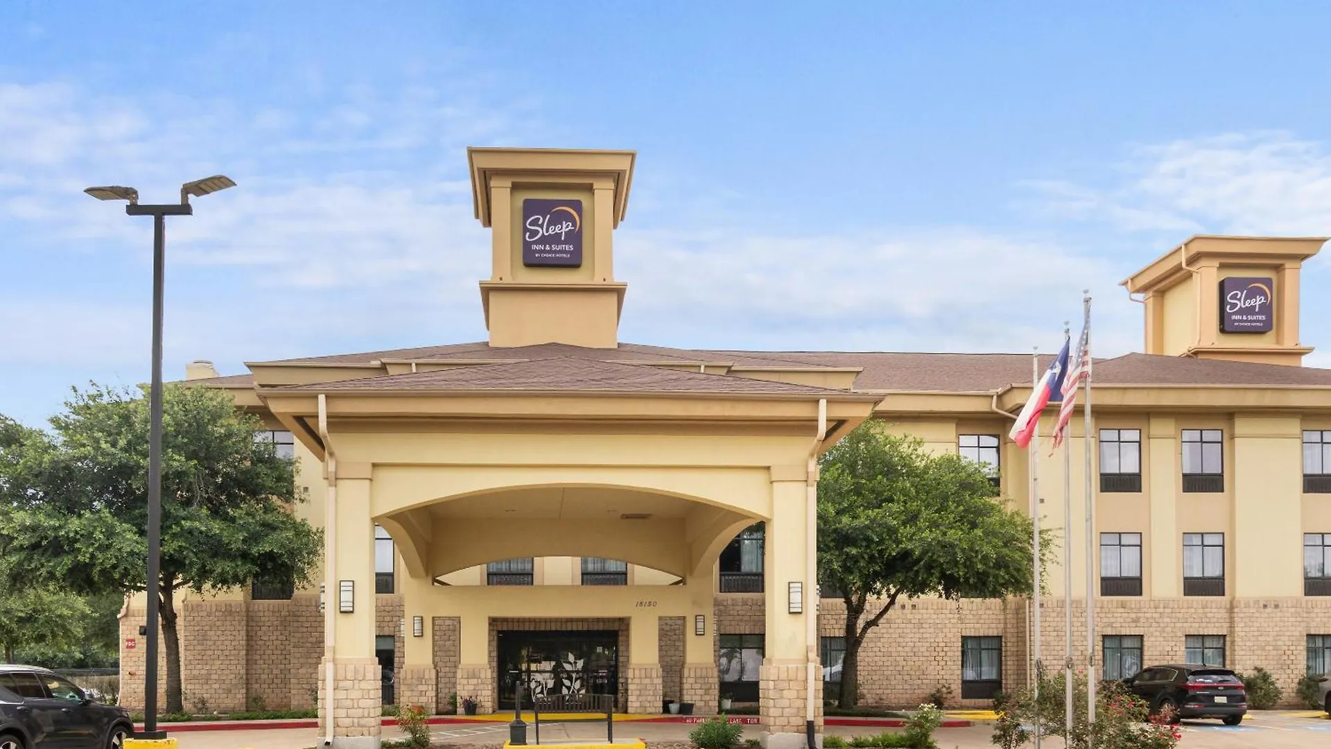 Staying Near Tejas Golf Course: 6 Airport Hotels Compared