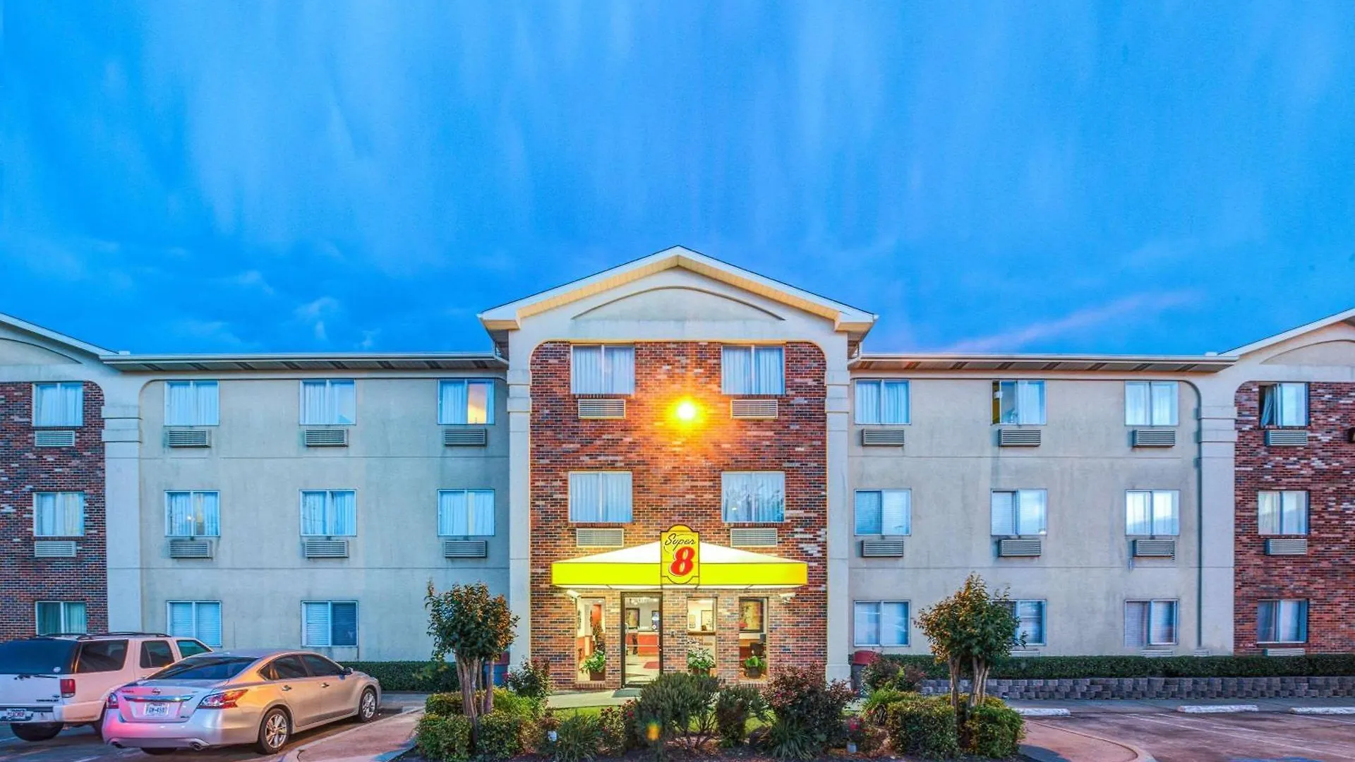 4 Hotels Close to Town Lake Recreation Area Worth Booking