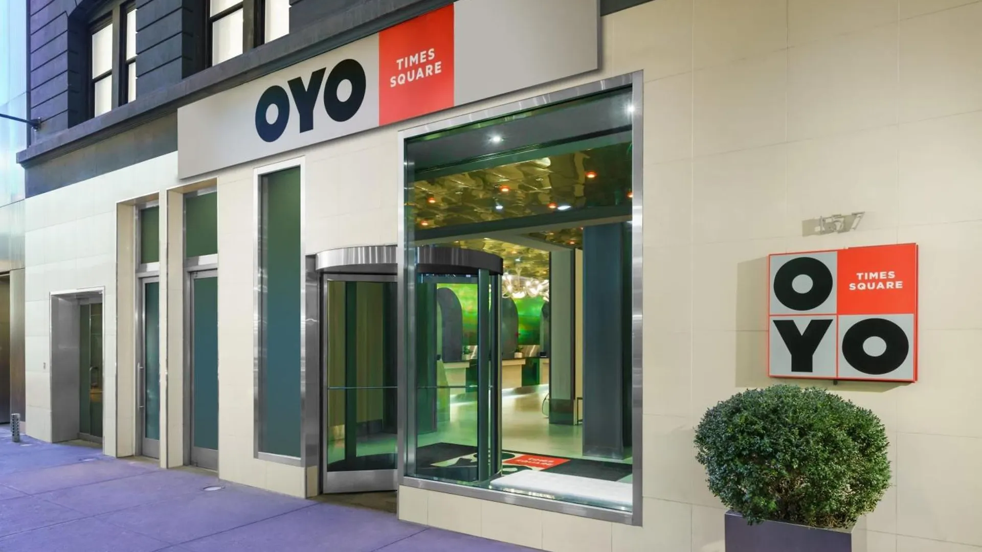 Staying In Manhattan: 15 Airport Hotels Compared