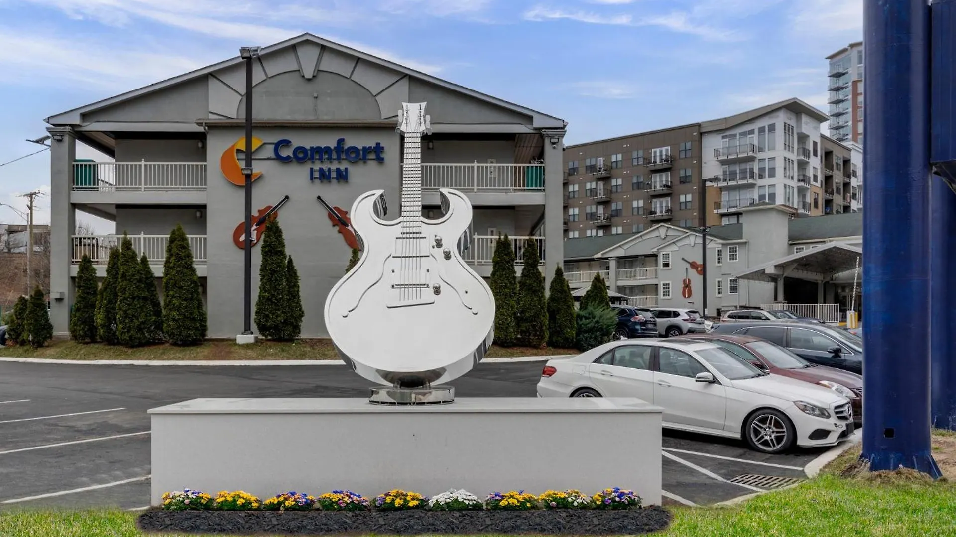 Staying in Nashville Broadway: 12 Business Hotels Compared