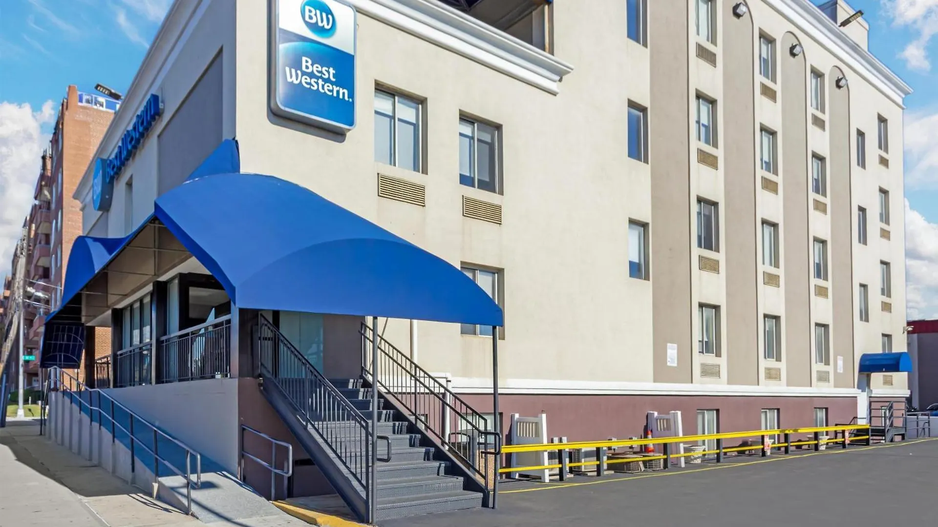 Staying In Queens: 15 Three-Star Hotels Compared