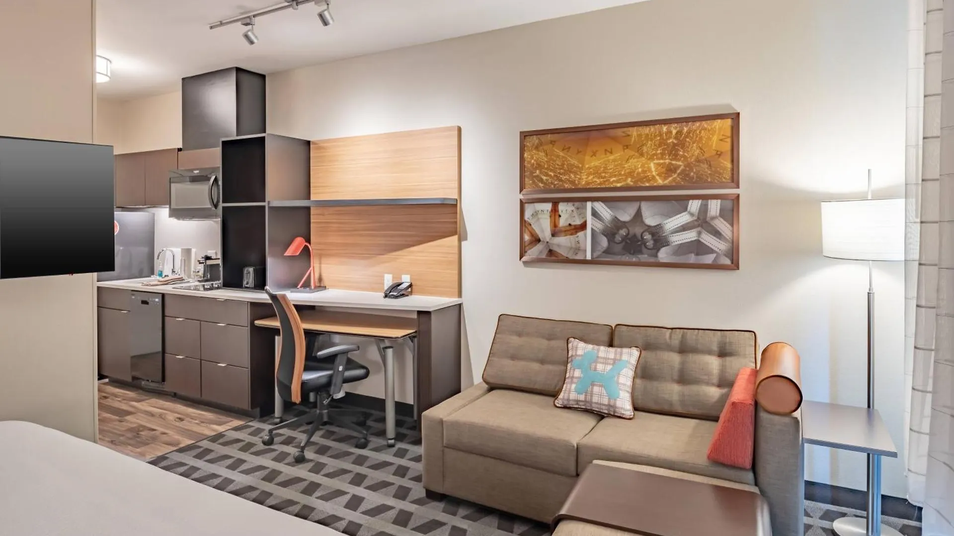 Staying Near Texas State Cemetery: 15 Business Hotels Compared