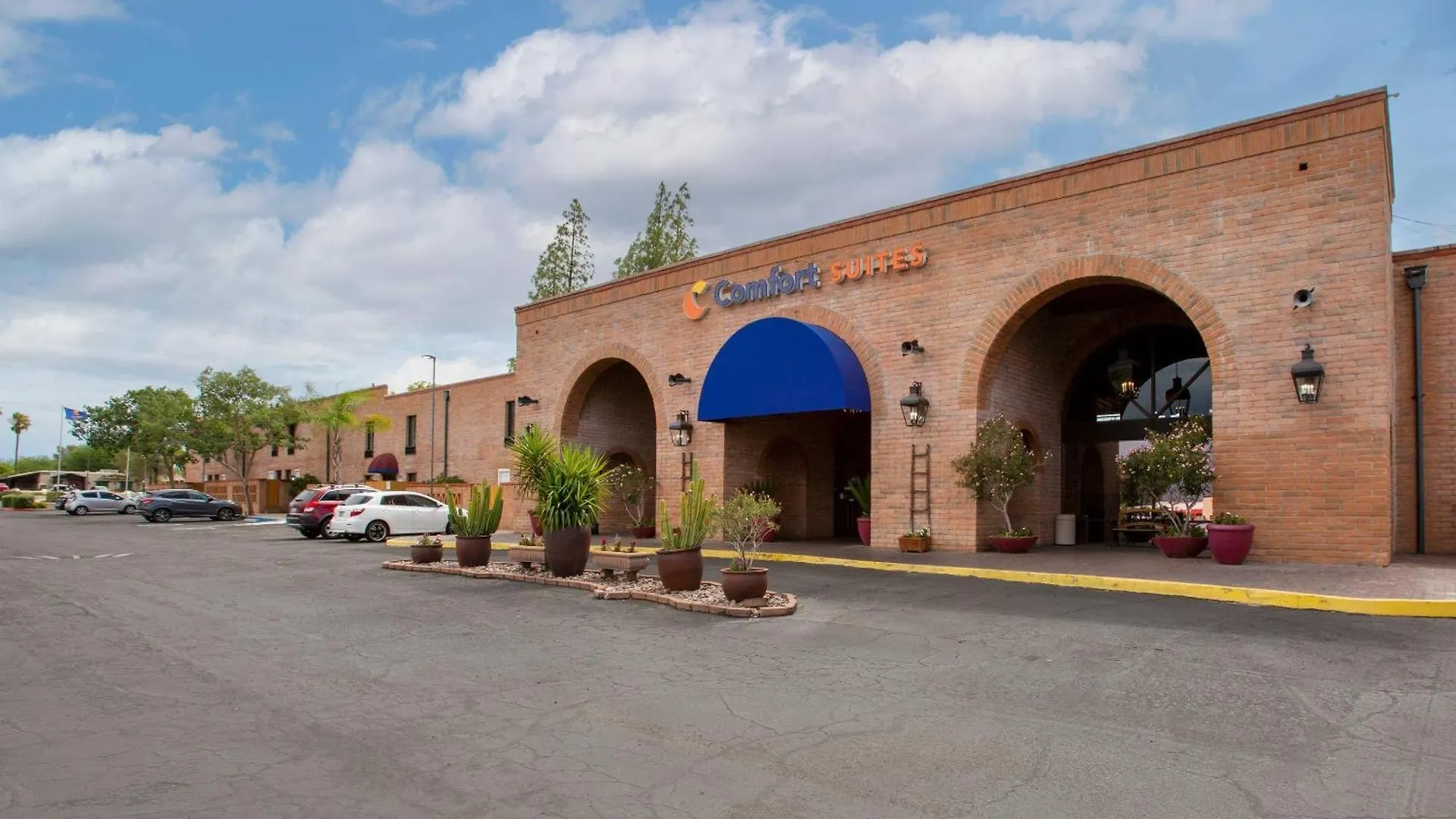 Where to Stay Near Mayfair Plaza: 8 Budget Hotels in Tucson