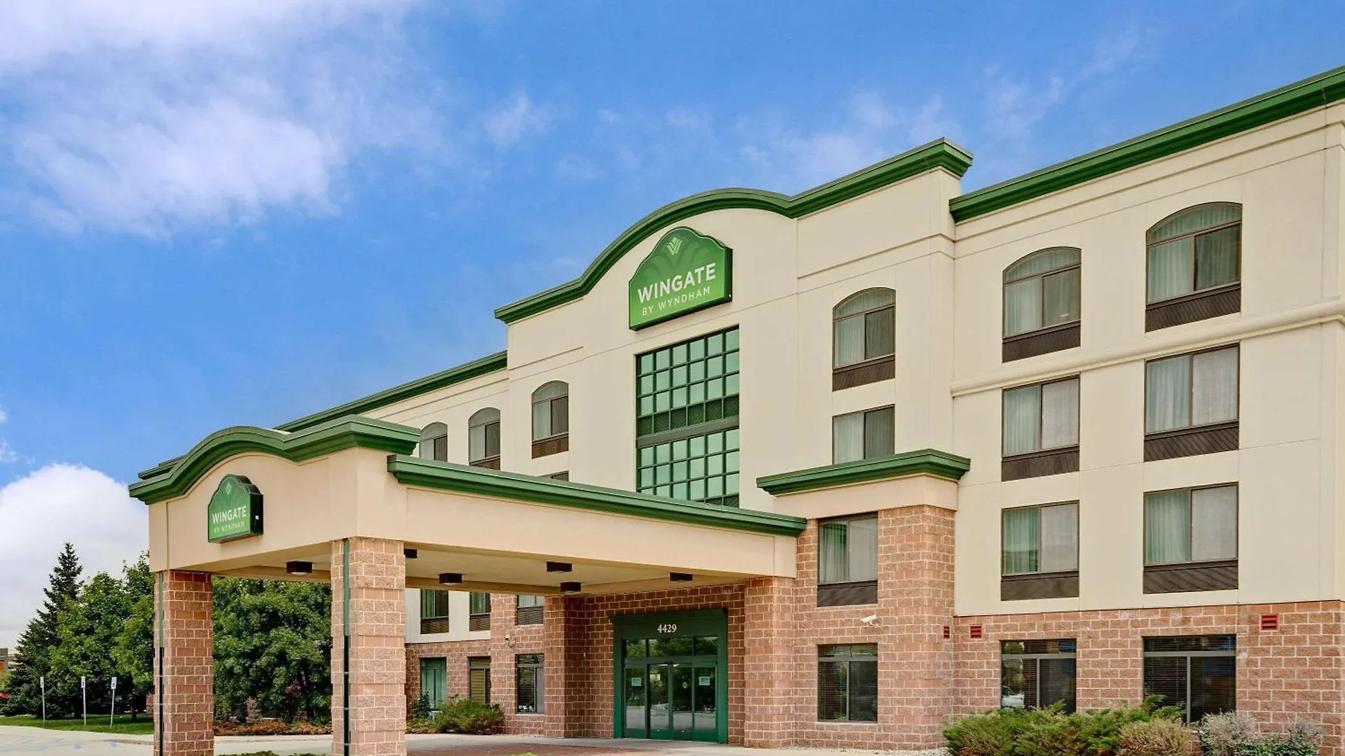 11 Airport Hotels Near I-29 Amusement Park That Stand Out