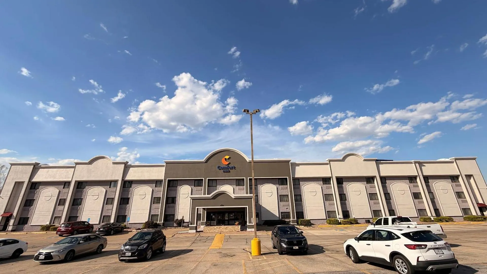 Staying in the Ozarks: 15 Budget Hotels Compared