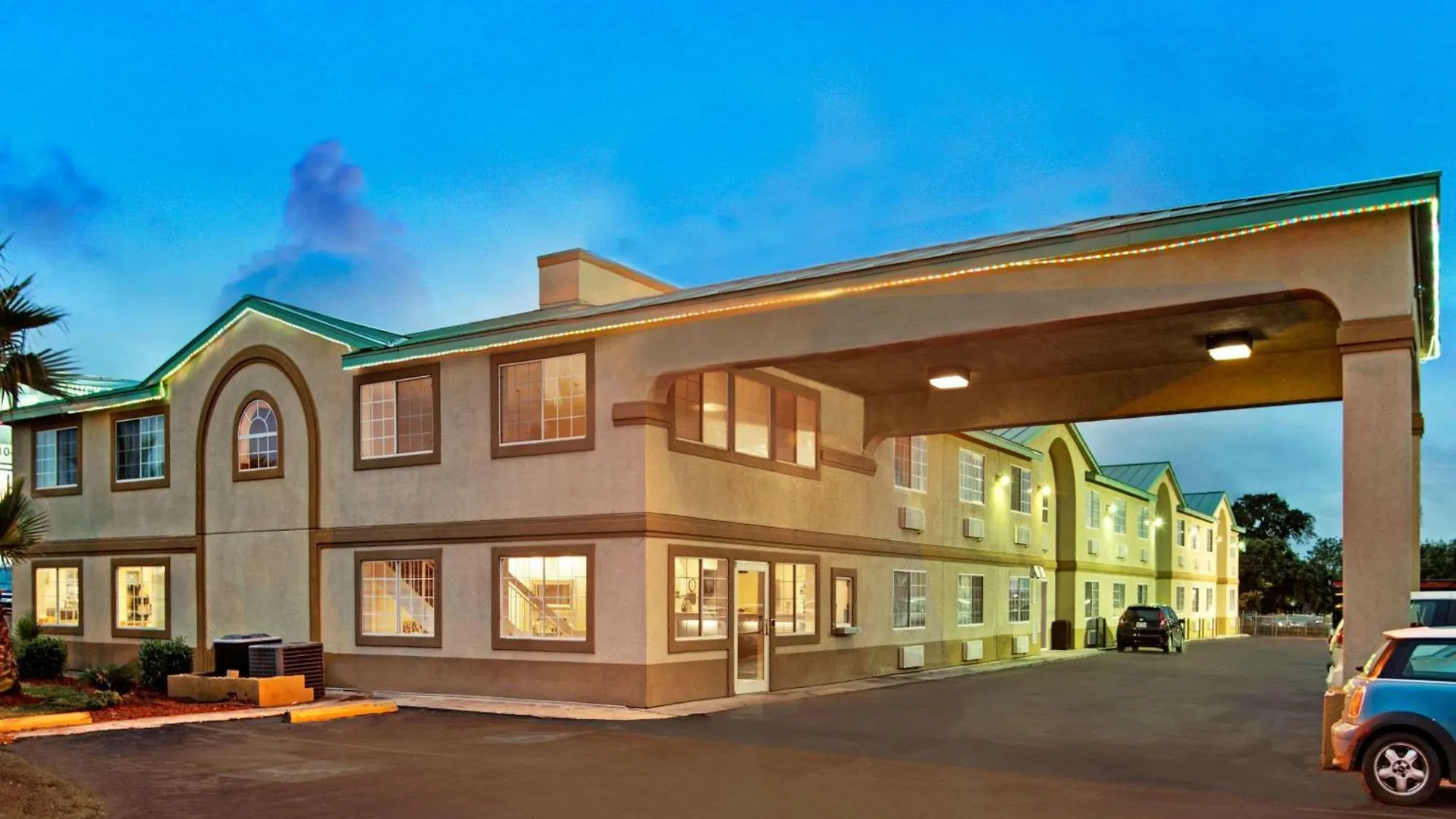 Staying Near Phil Hardberger Park: 6 Airport Hotels Compared
