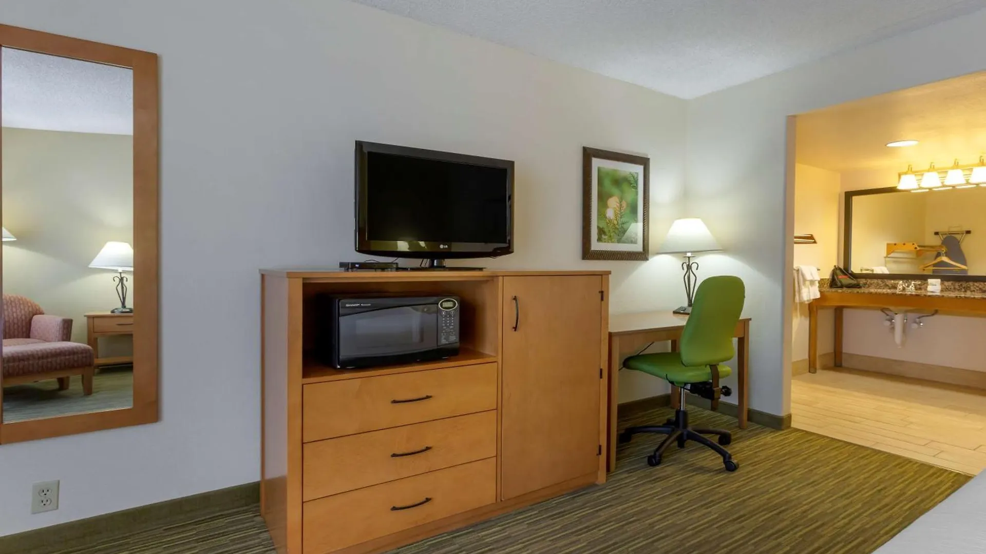 Staying In Arizona: 10 Hotels Rated Best for Staff