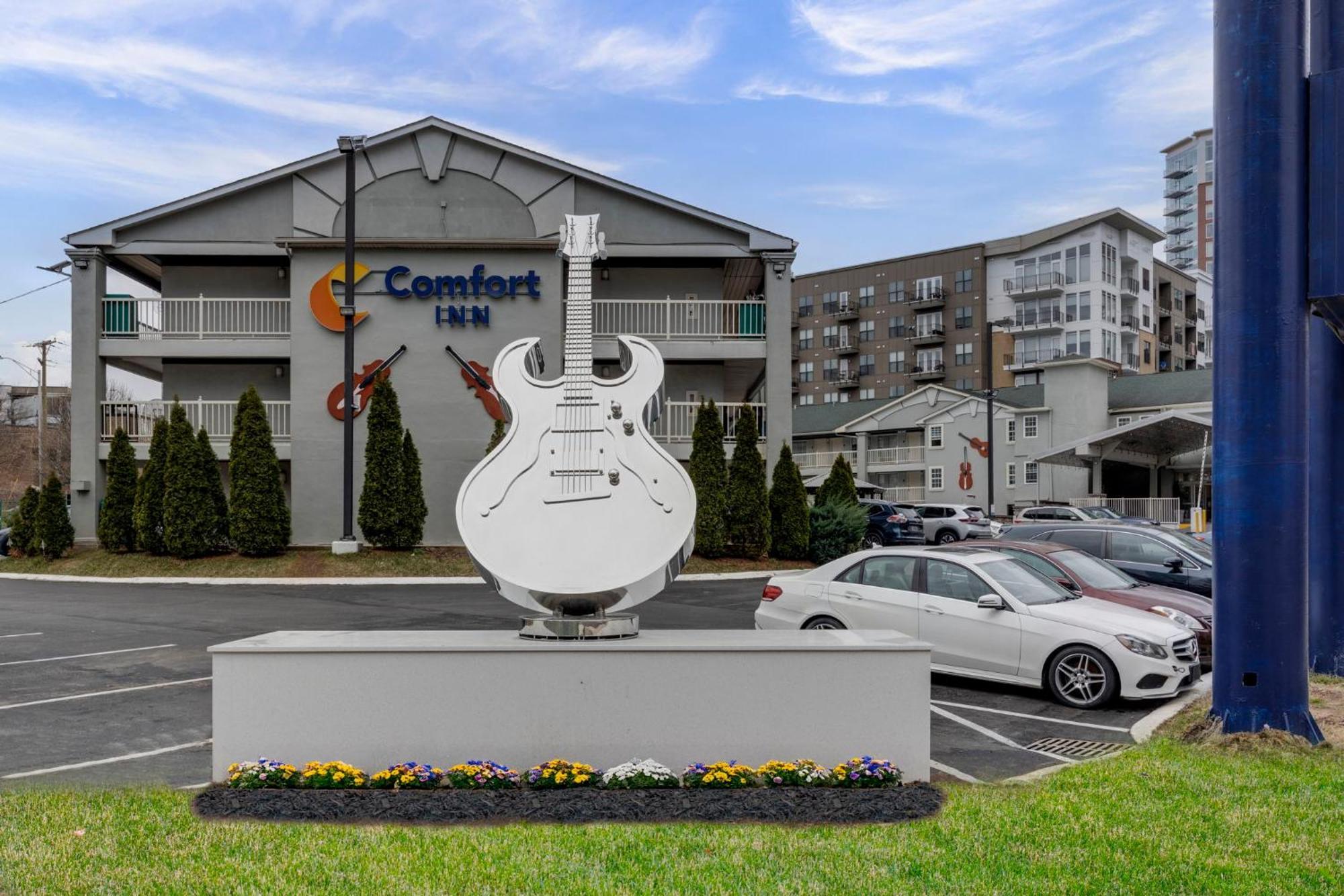 Staying in Nashville Broadway: 12 Business Hotels Compared