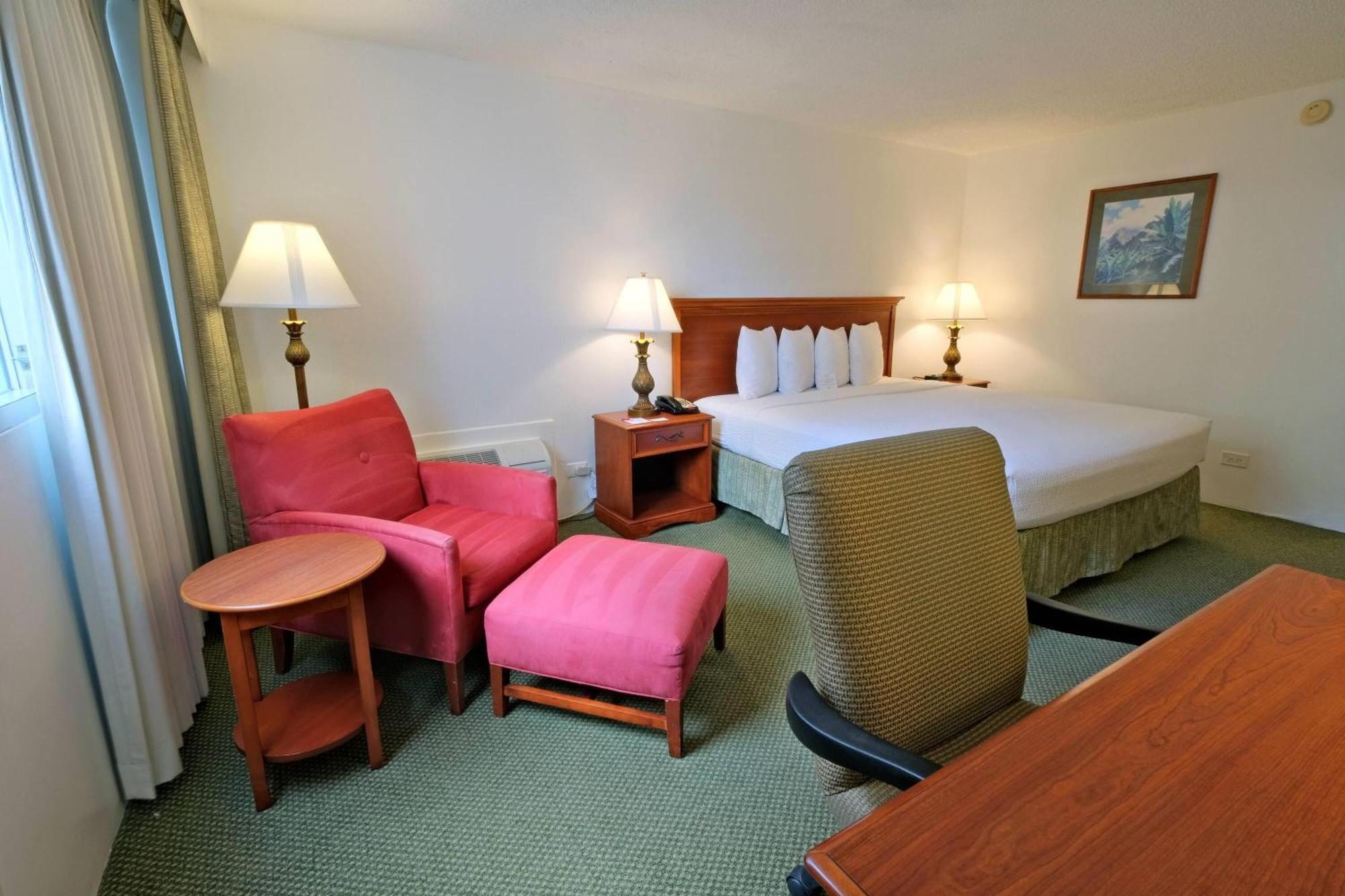 Staying in Waikiki on a Budget: 9 Cheap Hotels Compared