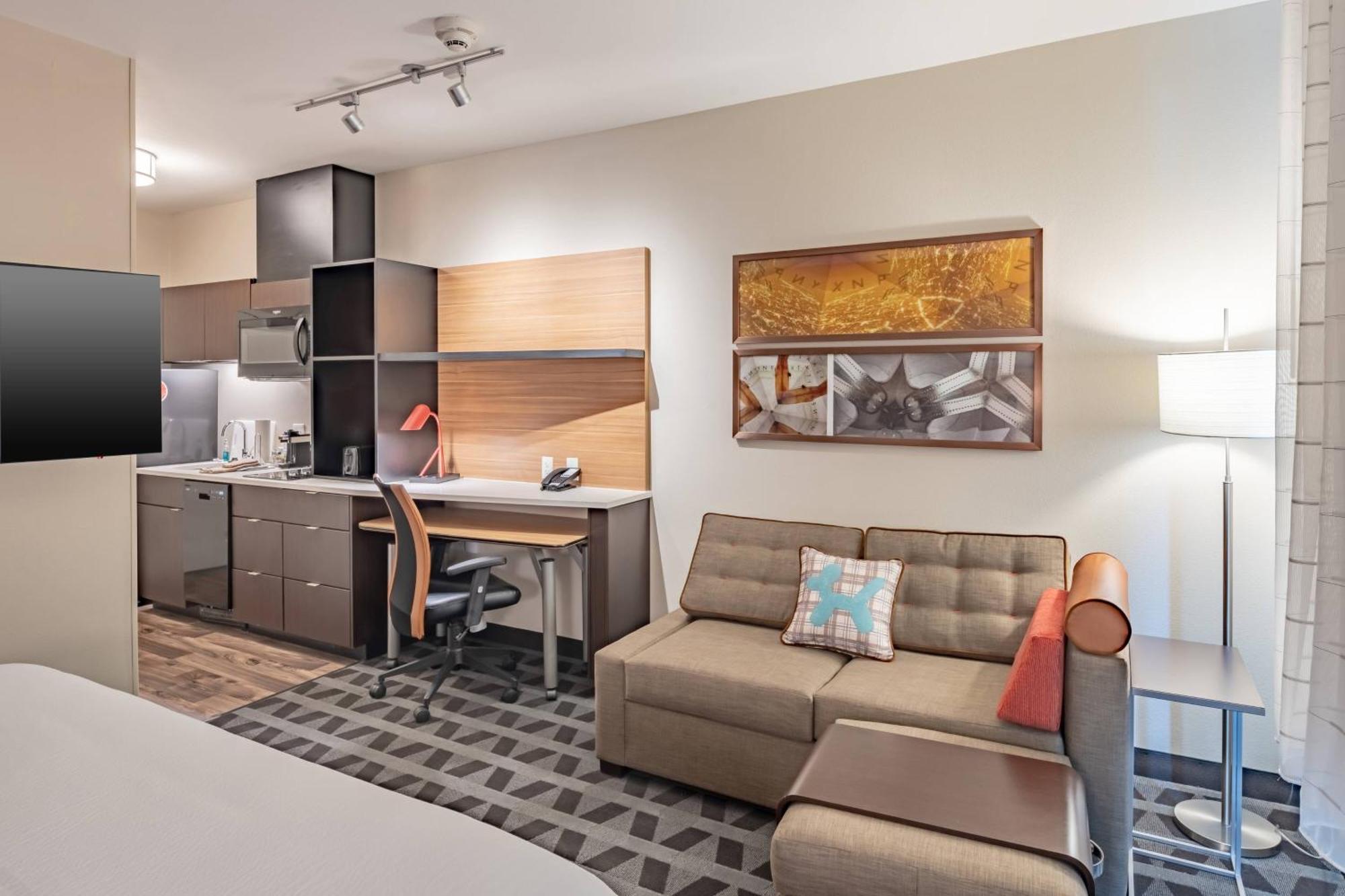 Staying Near Texas State Cemetery: 15 Business Hotels Compared
