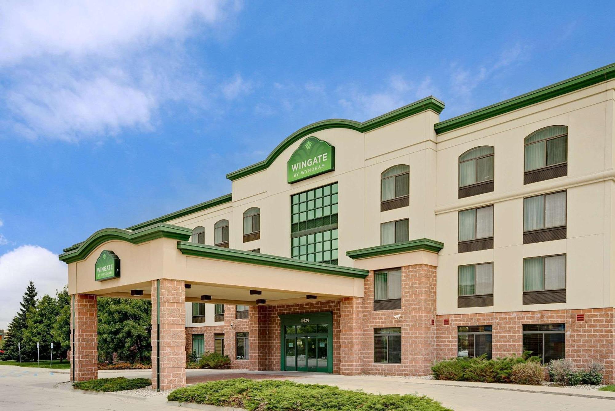 11 Airport Hotels Near I-29 Amusement Park That Stand Out
