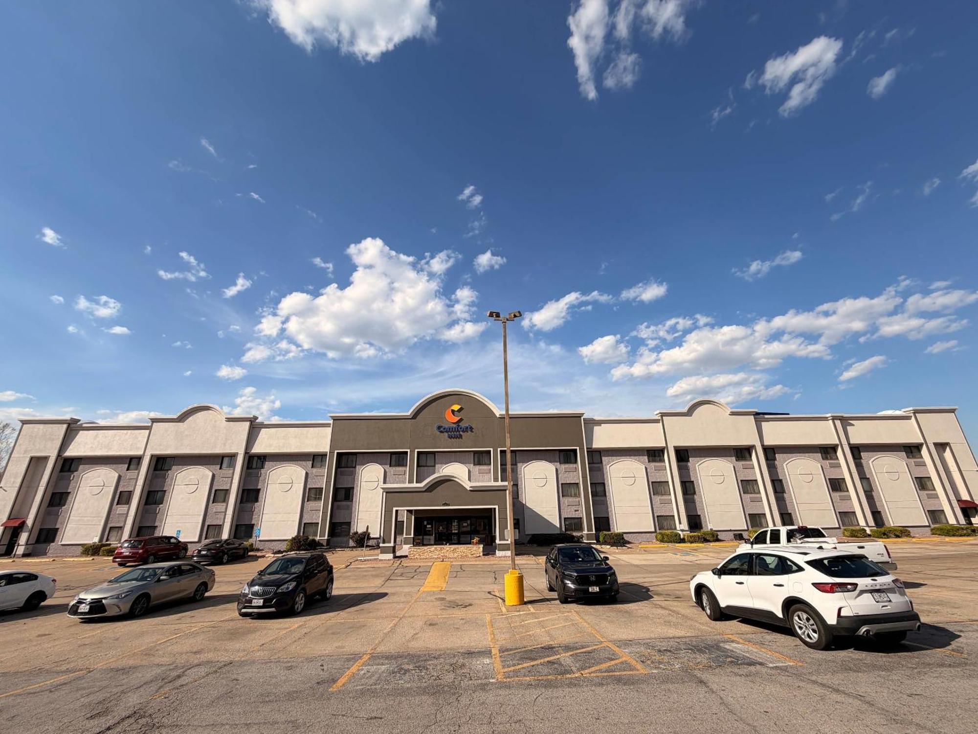 Staying in the Ozarks: 15 Budget Hotels Compared