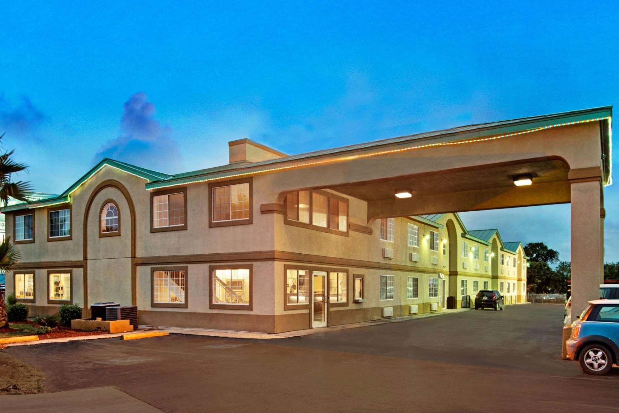 Staying Near Phil Hardberger Park: 6 Airport Hotels Compared