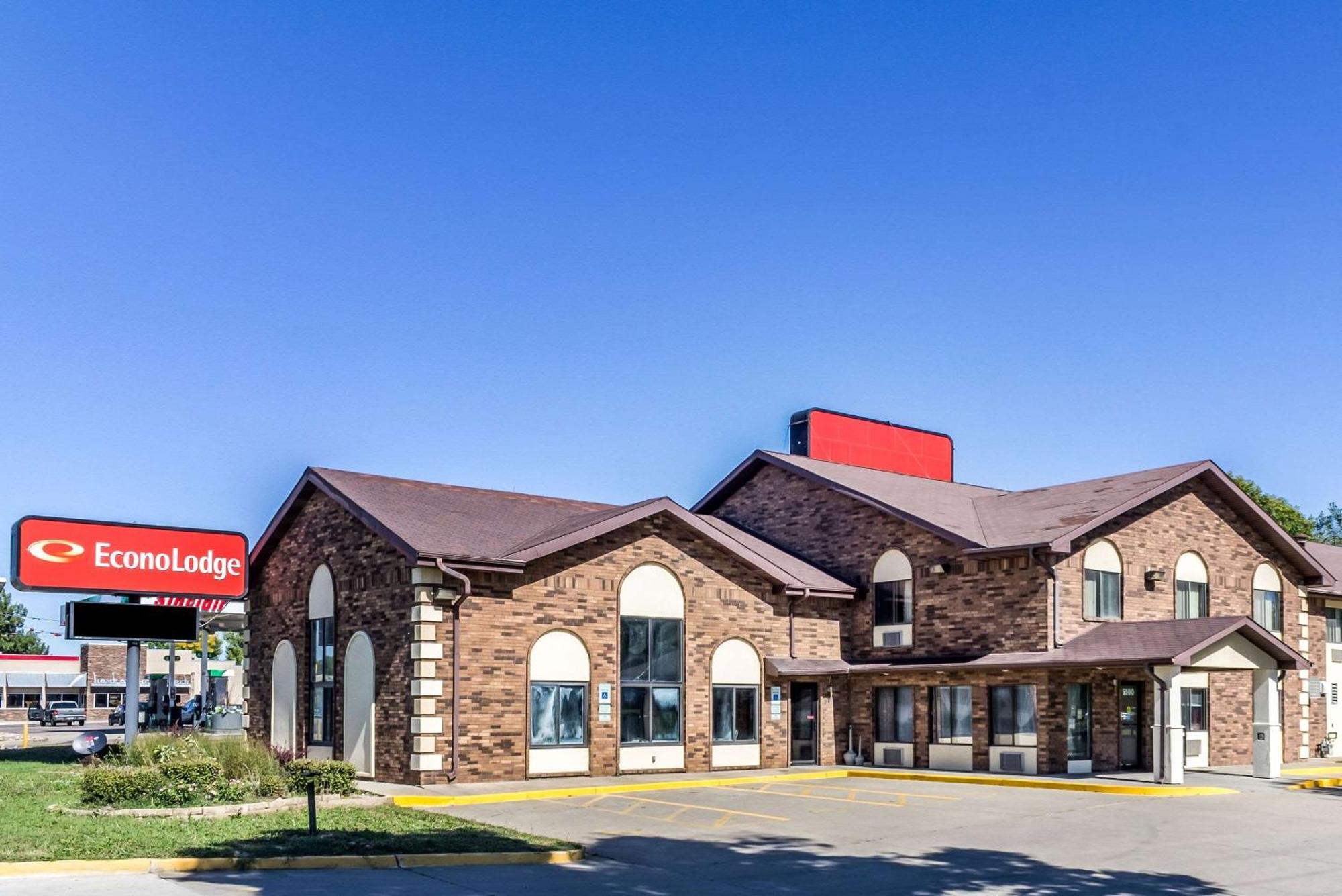 Where to Stay Near McKennan Park: 7 Airport Hotels Ranked