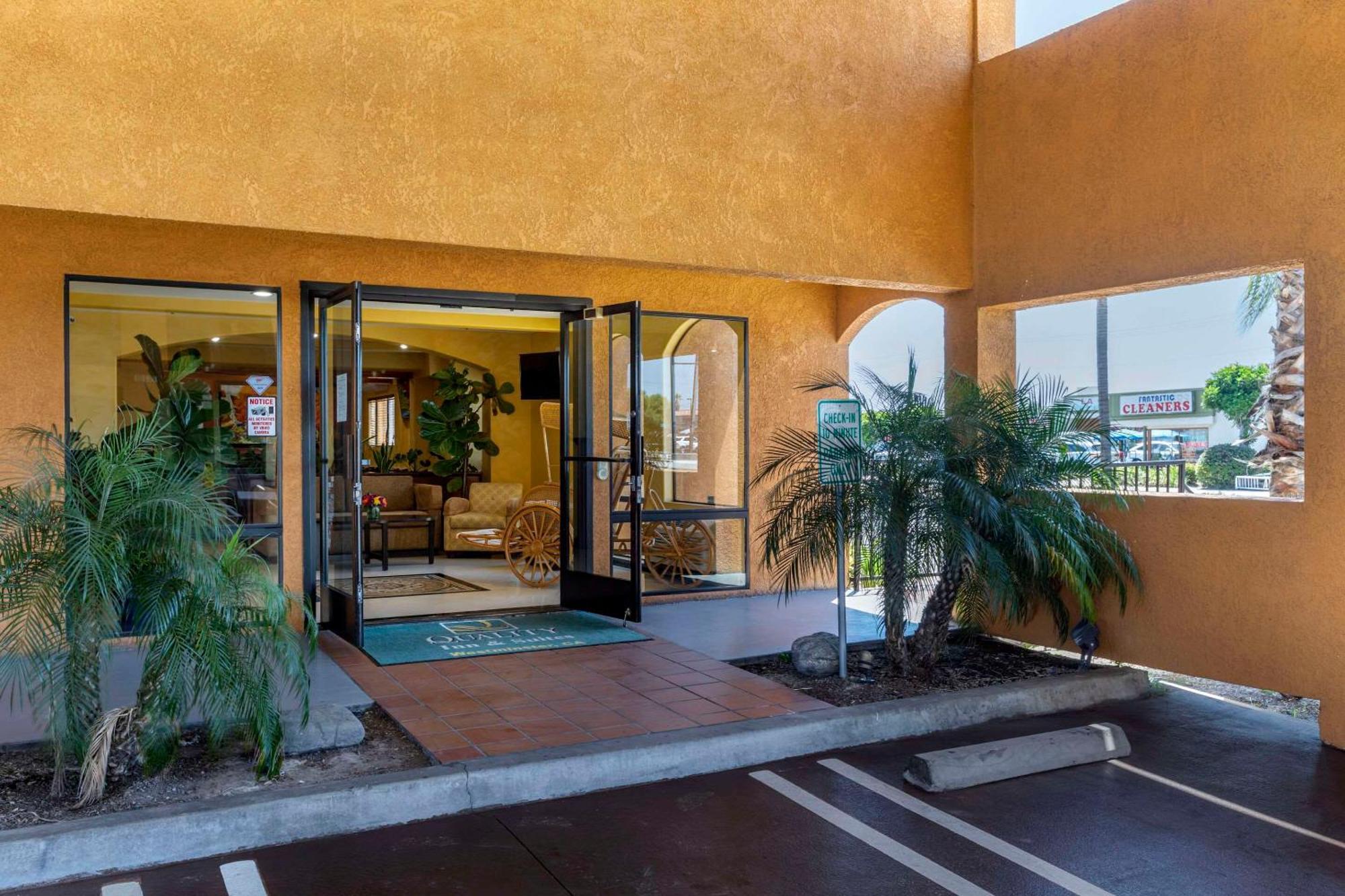 5 Resorts Near The Walter Pyramid for a Relaxed Long Beach Stay