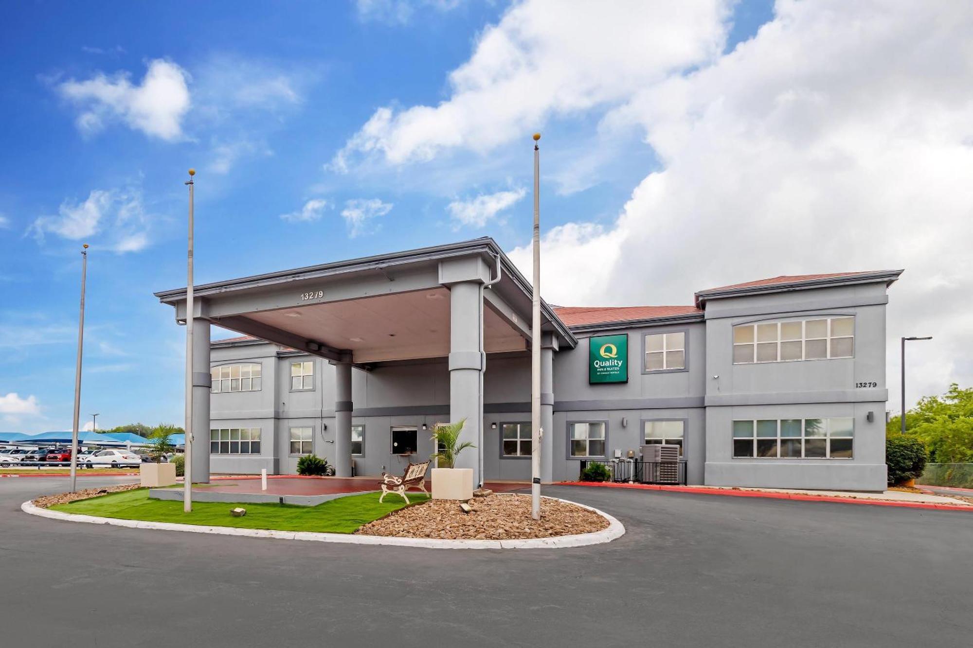 Staying Near Bandera Pointe: 4 Budget Hotels Compared