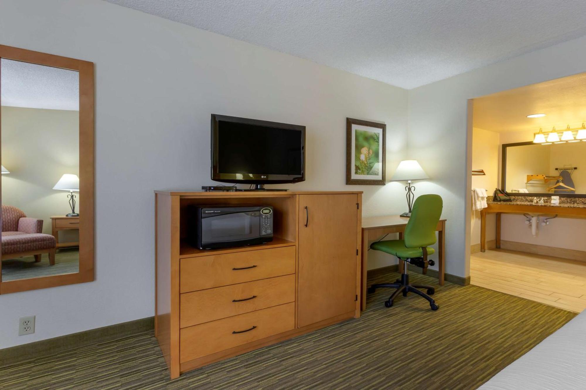 Staying In Arizona: 10 Hotels Rated Best for Staff